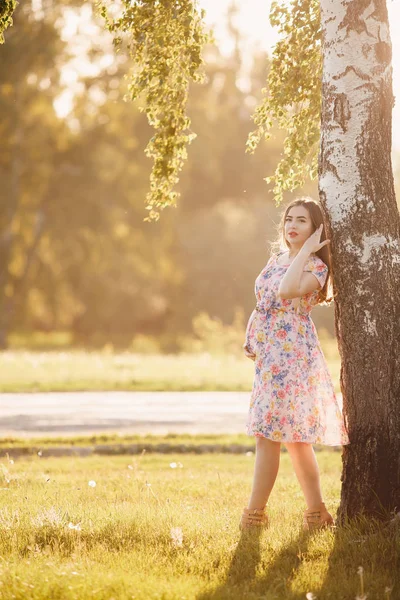 Těhotná dívka v lehké šaty — Stock fotografie