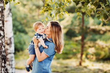 Anne ve çocuk evlat oynarken