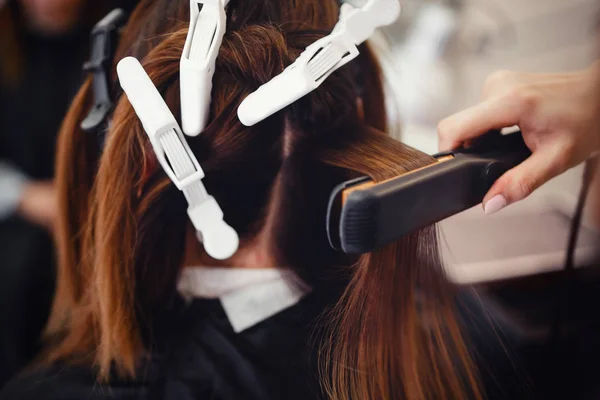 Master hairdresser performs — Stock Photo, Image