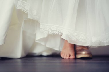 arka plan bulanıklık rahat düğün ayakkabıları spor ayakkabı, Ayakkabı ayakkabı ya da spor ayakkabı seçme kavramı içinde gelin ya da yalınayak.