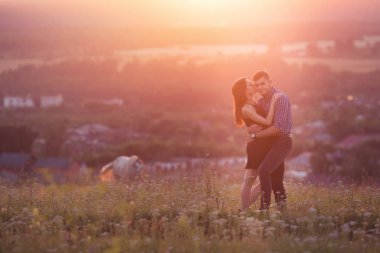 Erkek ve kız öpüşme aşk romantik aşıklar