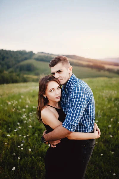 Mann und Mädchen in der Liebe romantische Liebhaber küssen — Stockfoto