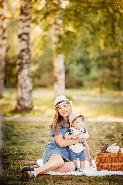 Ideal family: mother and baby — Stock Photo, Image