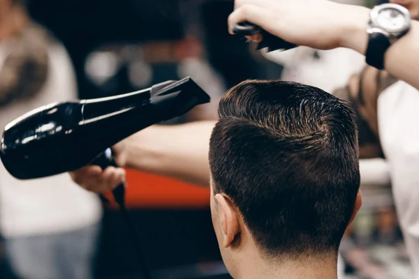 Barbearia com cabeleireiro — Fotografia de Stock