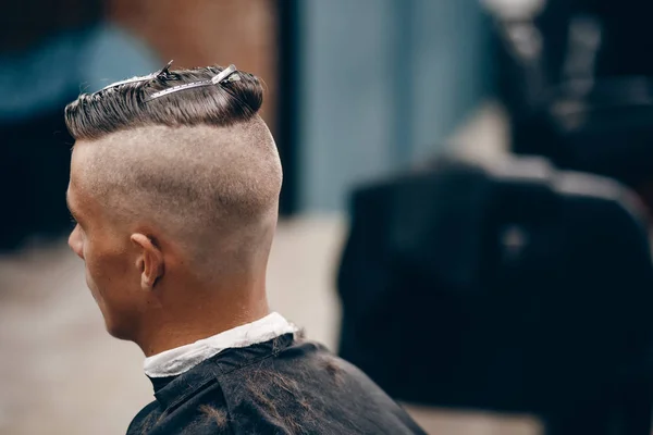 Barbearia com cabeleireiro — Fotografia de Stock