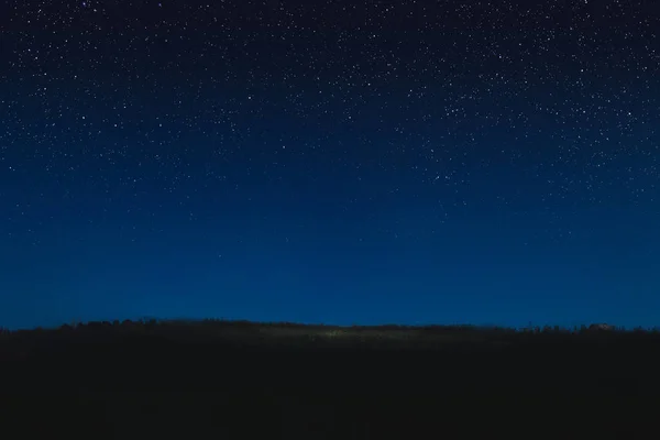 夜空星空和地平线的照片 — 图库照片