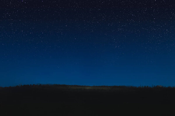 Фото ночного звездного неба и горизонта
