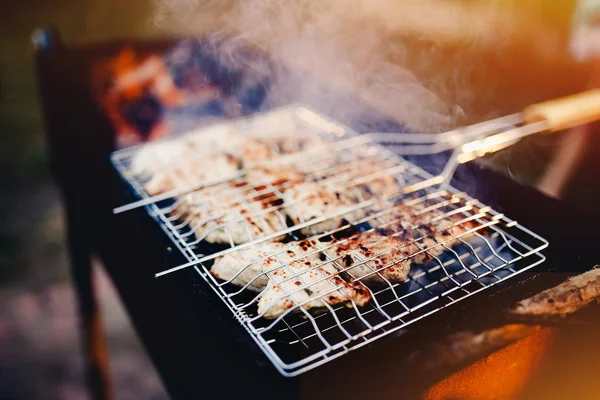 Fényképe egyes csirkehús a barbecue — Stock Fotó