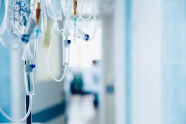 Hemşire bir aparat elektrik şoku Darsonval tedavisi için tutar