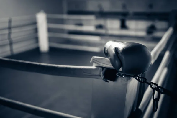 Bokshandschoen voor beginners in de ring — Stockfoto