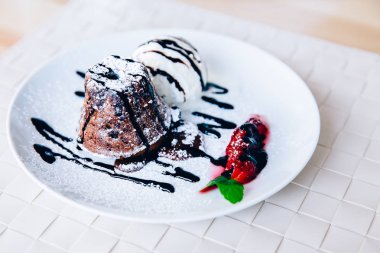 Çilek ile Çikolatalı fondan