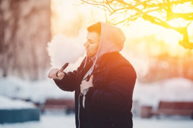 vape elektronik sigara içiyor