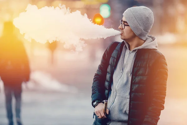 Vapeo hombre sosteniendo un dispositivo mod — Foto de Stock