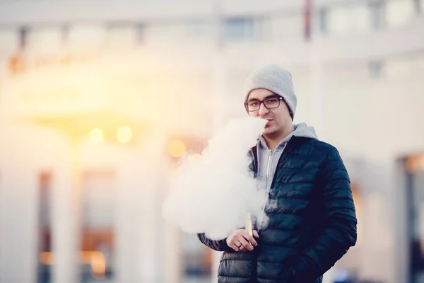 Vapeo hombre sosteniendo un dispositivo mod — Foto de Stock