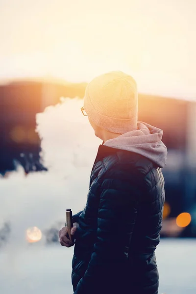 Vapeo hombre sosteniendo un dispositivo mod — Foto de Stock