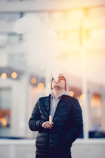 Vapeo hombre sosteniendo un dispositivo mod — Foto de Stock