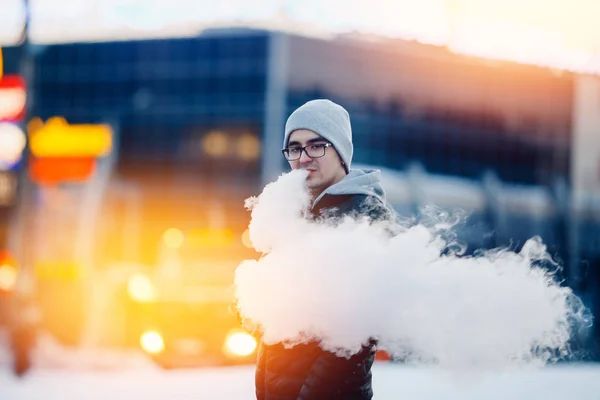 Vaping uomo che tiene un dispositivo mod — Foto Stock