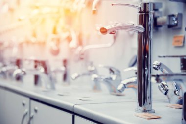 Yapı malzemeleri ile raf