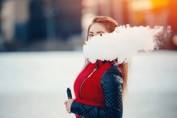 Vape курит электронную сигарету — стоковое фото