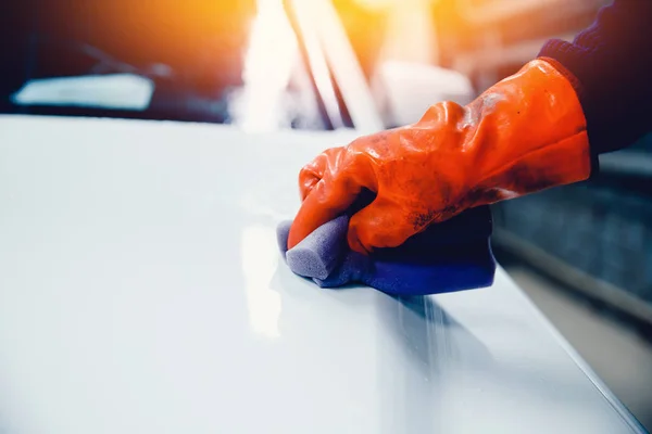 Mann, der in einer Waschanlage arbeitet, putzt Auto aus nächster Nähe — Stockfoto