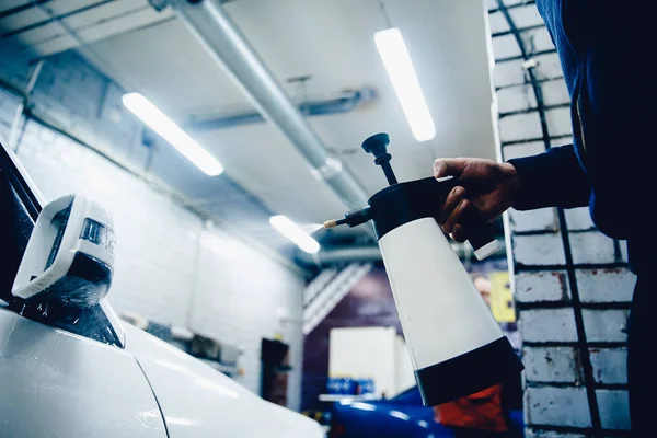 Mann, der in einer Waschanlage arbeitet, putzt Auto aus nächster Nähe — Stockfoto