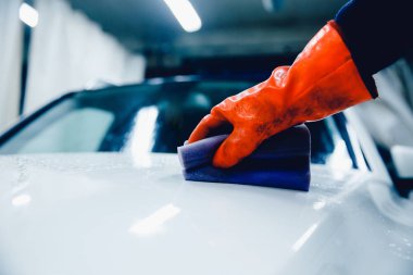 adam araba kadar yakın araba yıkama çalışma temizler