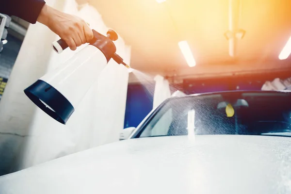 Člověk pracuje myčka aut zavřít auto čistí — Stock fotografie