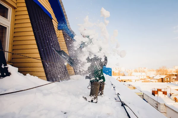 Pulizia tetti di edifici da neve — Foto Stock