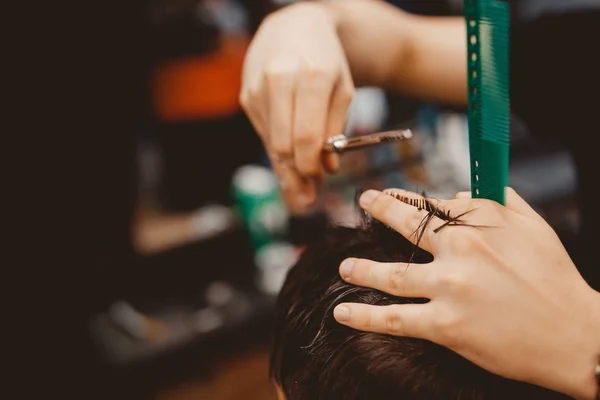 Kapsalon Man Kapper Mens Kapper Doet Haren Met Een Schaar — Stockfoto