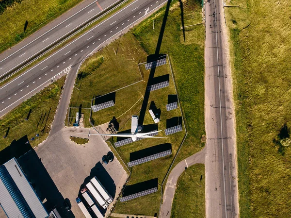 高速公路、风电场、太阳能电池板和几辆小型汽车的顶部视图 — 图库照片