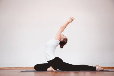kadın ise pratik yoga meditasyon
