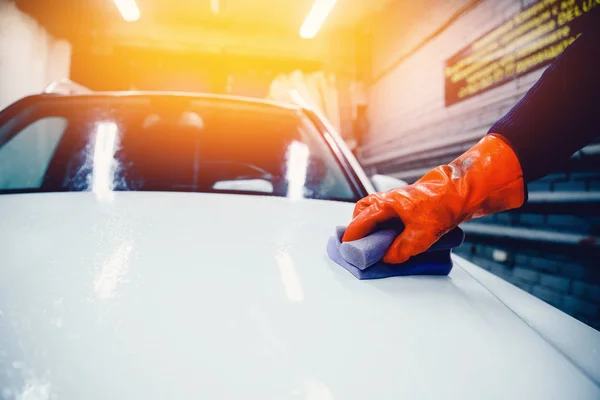 Adam araba kadar yakın araba yıkama çalışma temizler — Stok fotoğraf