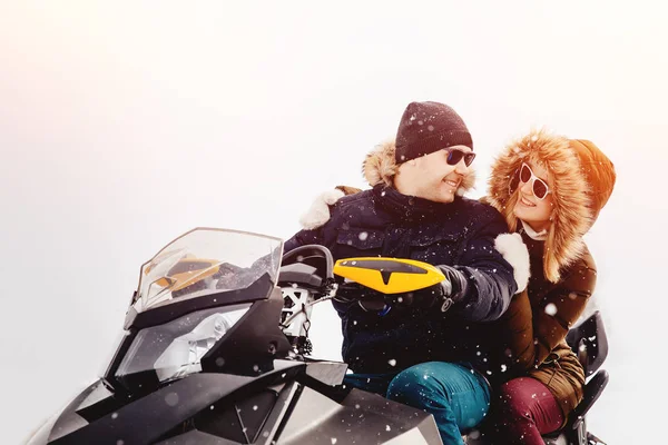 Gente feliz en el tubo al aire libre en las montañas en invierno nieve — Foto de Stock