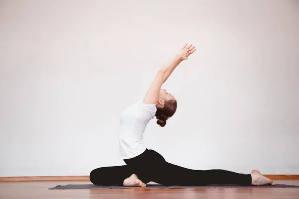 Mujer medita mientras practica yoga —  Fotos de Stock