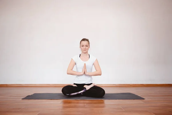 Mujer medita mientras practica yoga —  Fotos de Stock