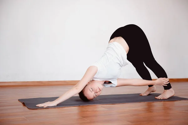 Женщина медитирует, практикуя йогу — стоковое фото