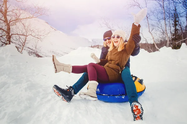 Gente felice su tubo all'aperto in montagna nella neve invernale — Foto Stock