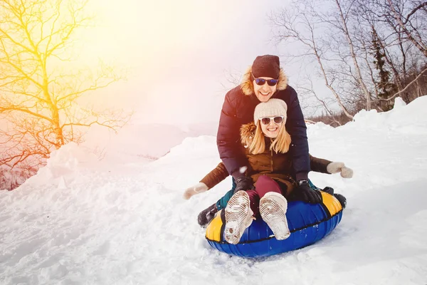 Gente felice su tubo all'aperto in montagna nella neve invernale — Foto Stock