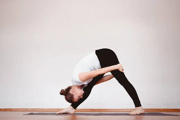 La mujer de cerca medita mientras practica yoga en la sala de entrenamiento o en casa —  Fotos de Stock