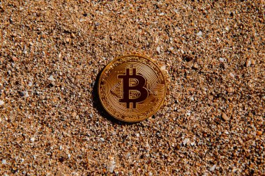Altın kum üzerinde bitcoin