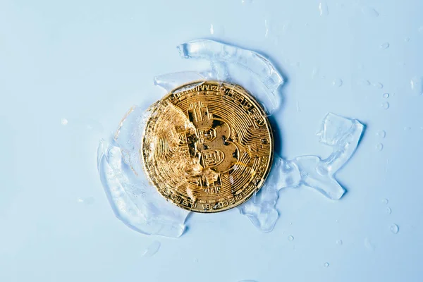 Bitcoin doré gelé dans la glace — Photo