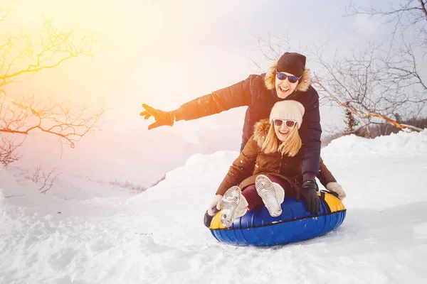 Onnellisia ihmisiä putkessa ulkona vuorilla talvella lunta — kuvapankkivalokuva