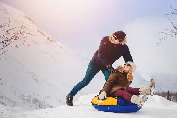 Gente felice su tubo all'aperto in montagna nella neve invernale — Foto Stock