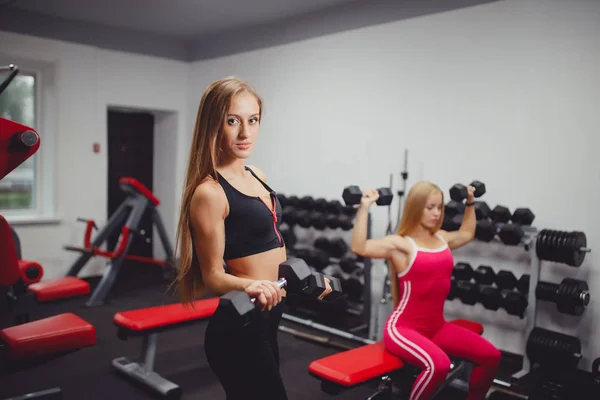 Przysiady ze sztangą fitness ciała — Zdjęcie stockowe