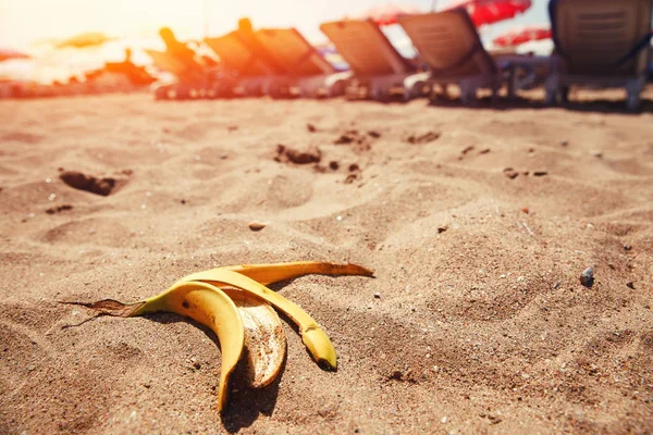 Avfall i sand beach — Stockfoto