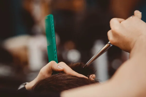 Barber in mens hairdresser — Stock Photo, Image