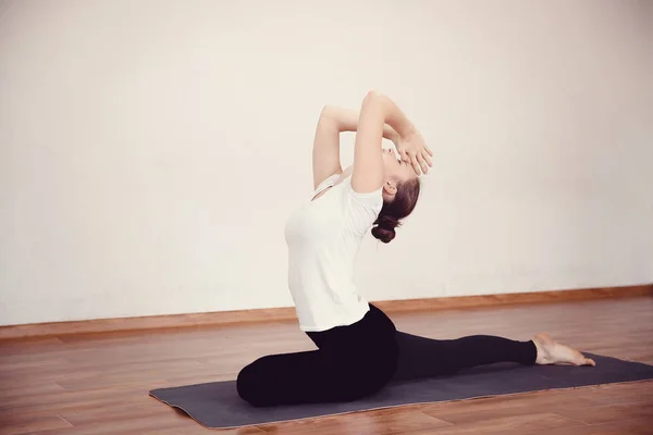 Концепція йоги. Крупним планом жінка медитує — стокове фото