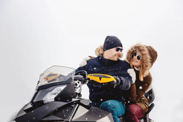 Gente felice su tubo all'aperto in montagna nella neve invernale — Foto Stock