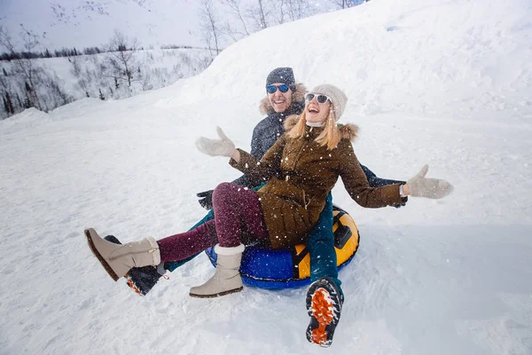 हिवाळा बर्फ पर्वत बाहेर ट्यूब वर आनंदी लोक — स्टॉक फोटो, इमेज