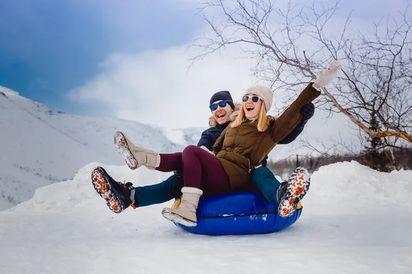 Gente felice su tubo all'aperto in montagna nella neve invernale — Foto Stock